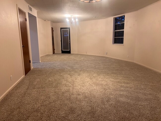 Building Photo - 302 Dallas St