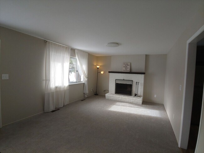 Building Photo - BEAUTIFUL 5 Bed 2 Bath South Boulder Home Available June 10!