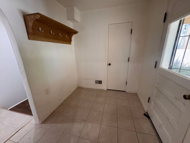 Building Photo - Beautiful home near UNM/CNM. 3 Bedroom 2 bath