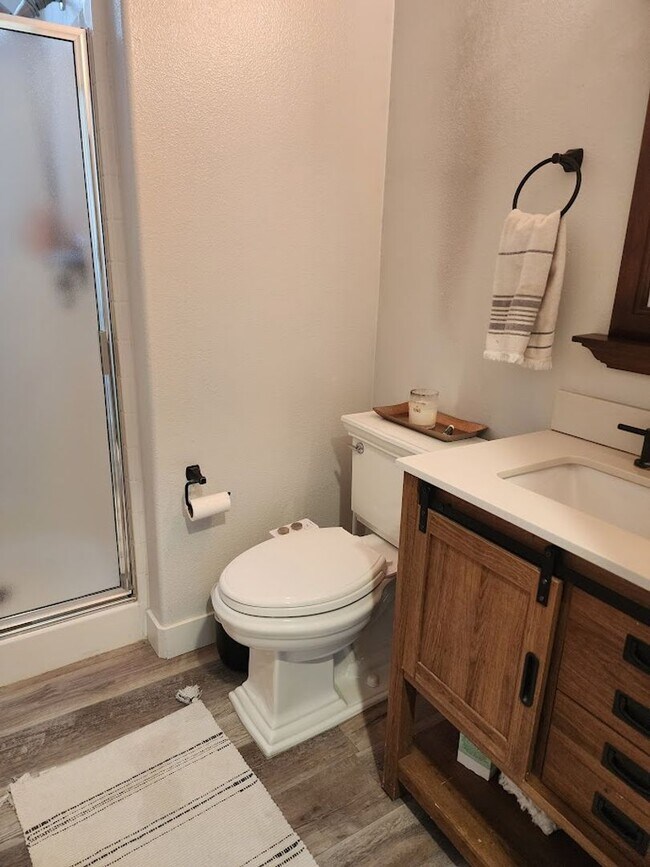 Building Photo - Gorgeous Home with 5 Bedrooms, 3 Baths, So...