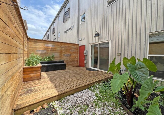Building Photo - 803 Detering St