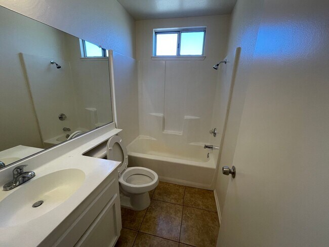 Building Photo - Hesperia-Refurbished- 3 Bedrooms, 2 Bathro...