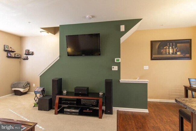 Building Photo - 816 Croggan Cres