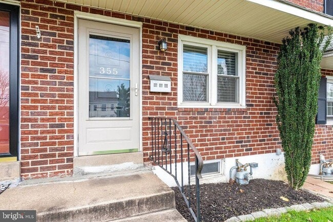 Building Photo - 355 W 12th Ave