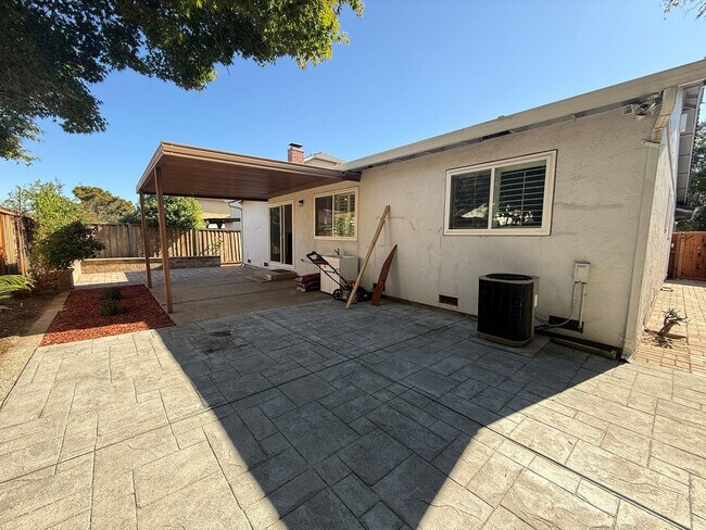 Building Photo - Cozy 3 Bedroom 2 Bath home located conveniently in San Jose