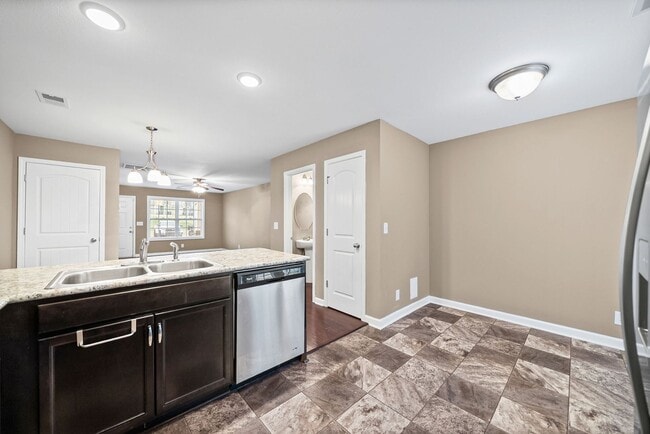 Building Photo - Nice Townhome in Governors Crossing Ready for you to Call home before Christmas