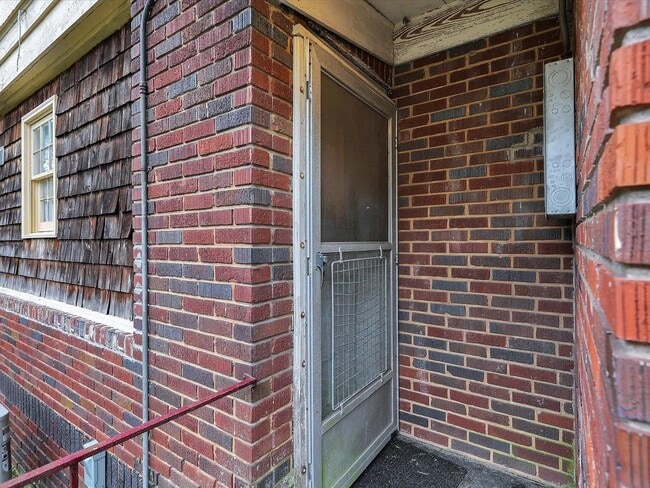 Building Photo - 617 E 49th St