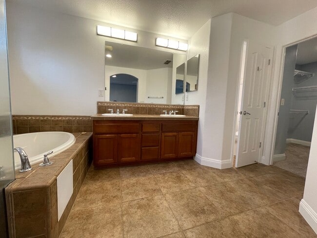 Building Photo - Freshly Updated & Move-In Ready