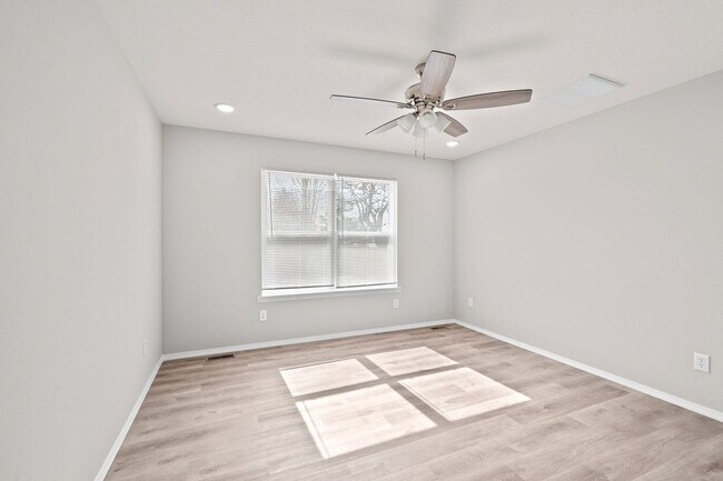 Building Photo - 264 Hickory Hills St