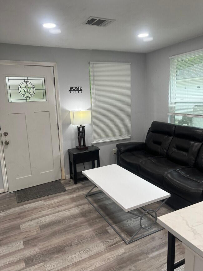 Building Photo - 208 E Magnolia St