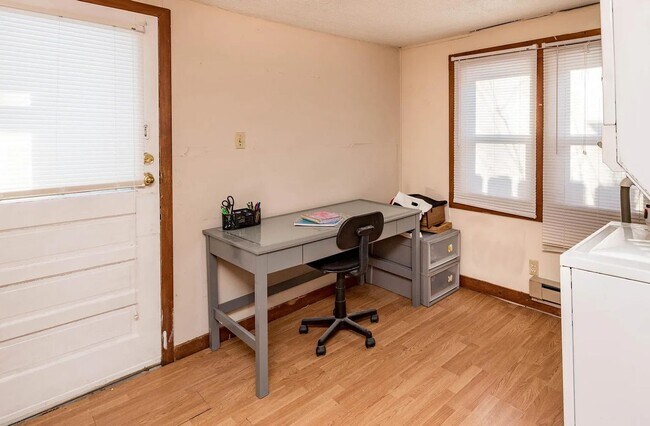 Building Photo - 3 bedroom, 1 bathroom East Campus House