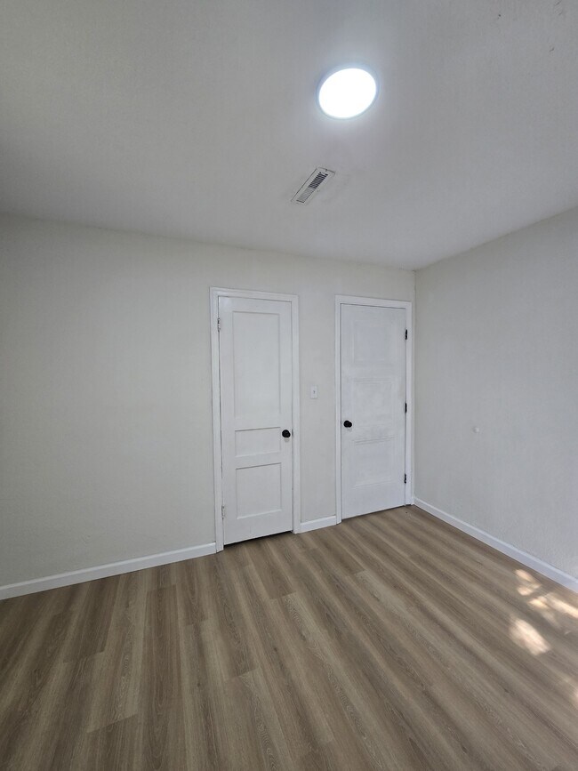 Building Photo - 1018 N Volutsia