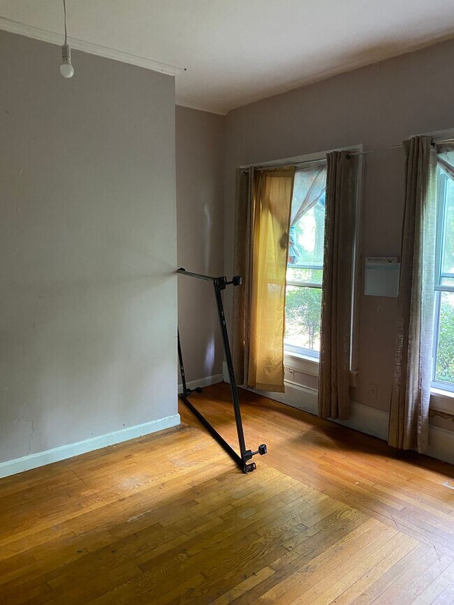 Building Photo - Available 6/1/26 Spacious 2nd/3rd Floor Du...