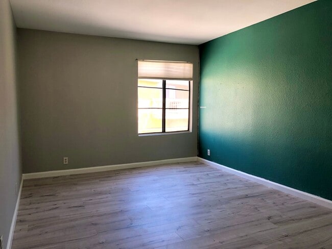 Building Photo - Dual master condo located in University Heights