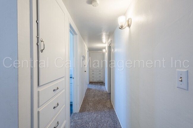 Building Photo - 3 Bedroom, 2 Bath Home Near Bakersfield Co...