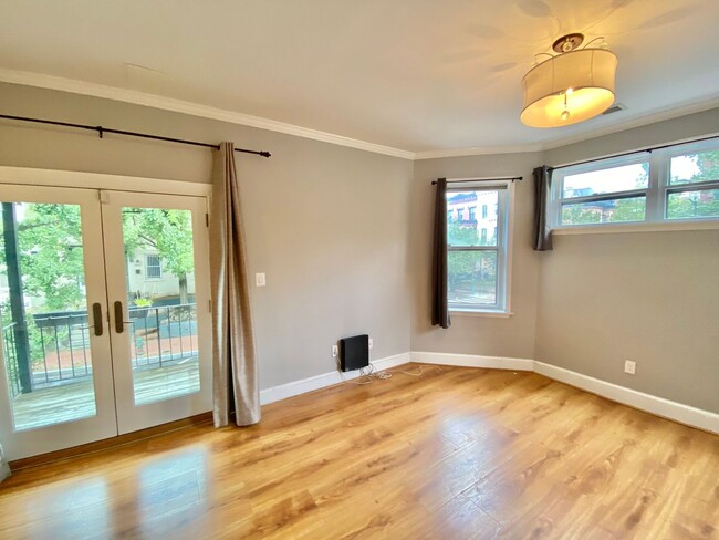 Building Photo - Logan/Dupont 1BR 1BA unit with hardwood fl...