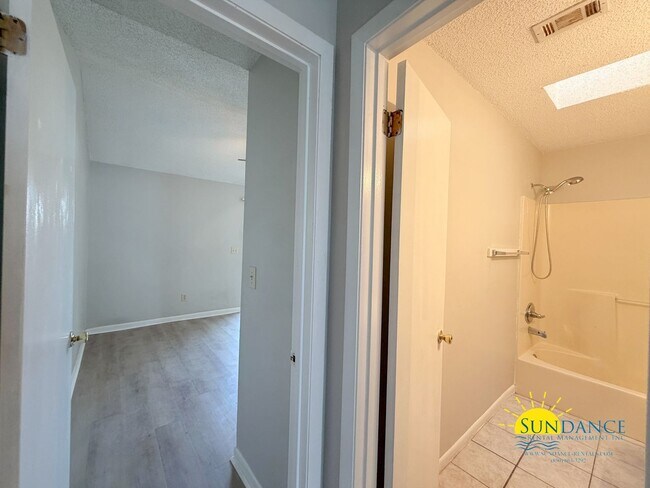 Building Photo - 1 Bedroom Cottage-Style Townhouse In Fort Walton Beach!