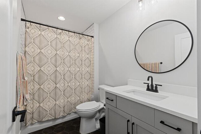 Building Photo - 304 Mado Ln