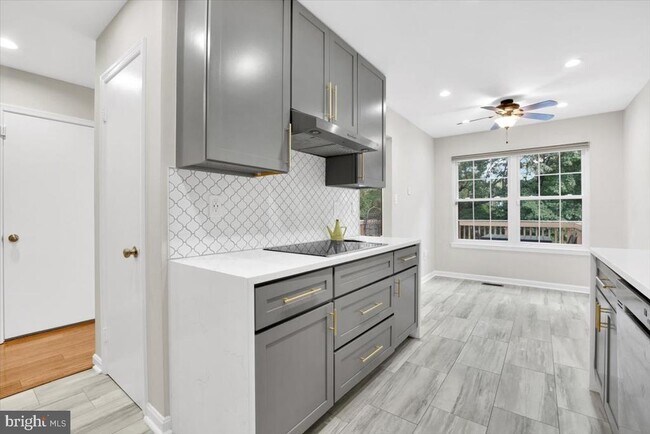 Building Photo - 8605 Western Oak Dr