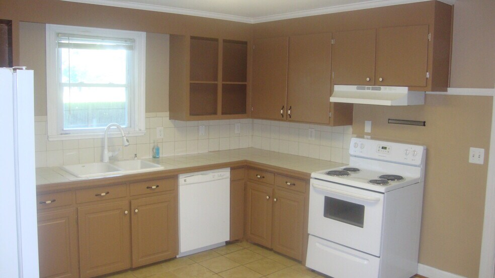 Building Photo - 1500 Meads Rd