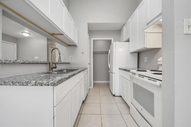 Building Photo - 5526 Farley Dr