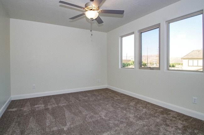 Building Photo - 4 Bedroom Townhome in Hurricane!