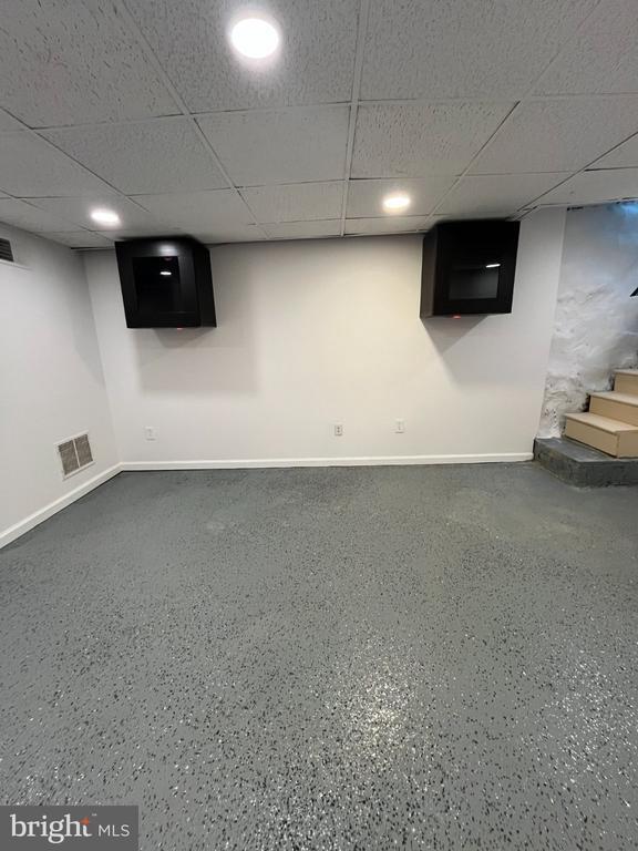 Building Photo - 5856 Walton Ave