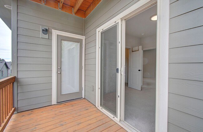 Building Photo - 3bd 2.5ba Daylight Ranch Home on Corner Lot
