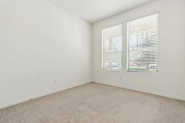 Building Photo - 533 Sweetwood Ln