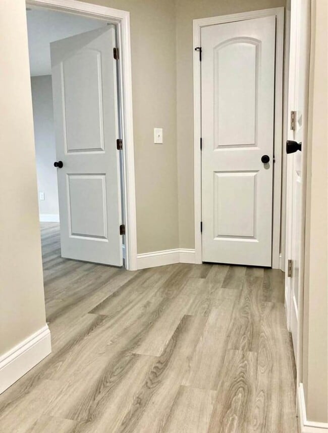 Building Photo - 1150 Maid Marian Ln