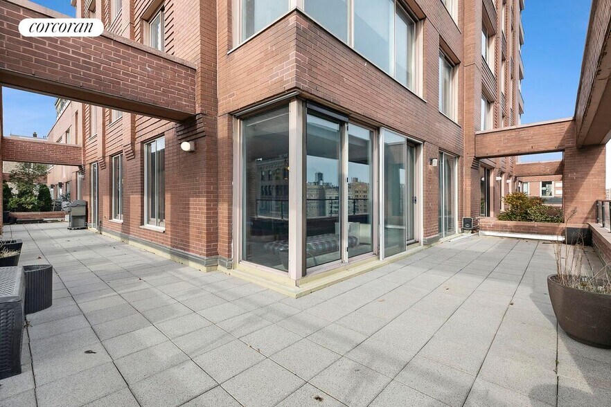 Building Photo - 101 W 79th St