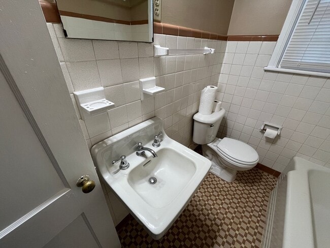 Building Photo - Charming Brick House off Fort Avenue