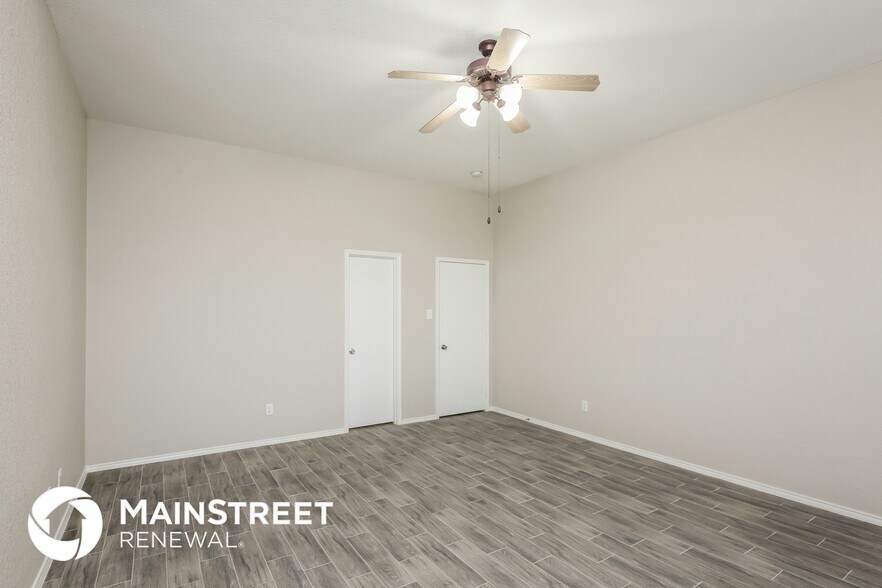 Building Photo - 533 Crown Oaks Dr