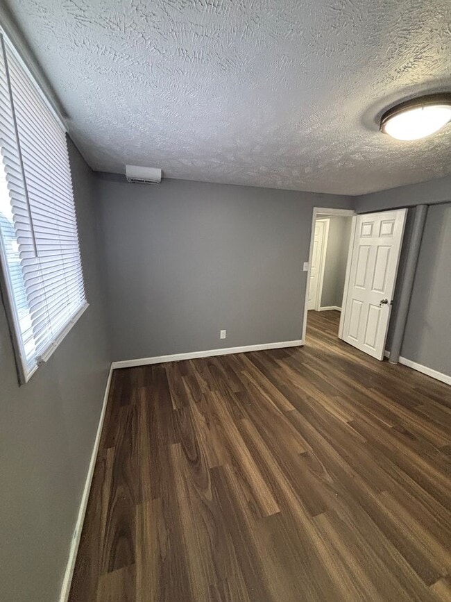 Building Photo - Spacious 4 Bedroom 1.5 Bath House!!