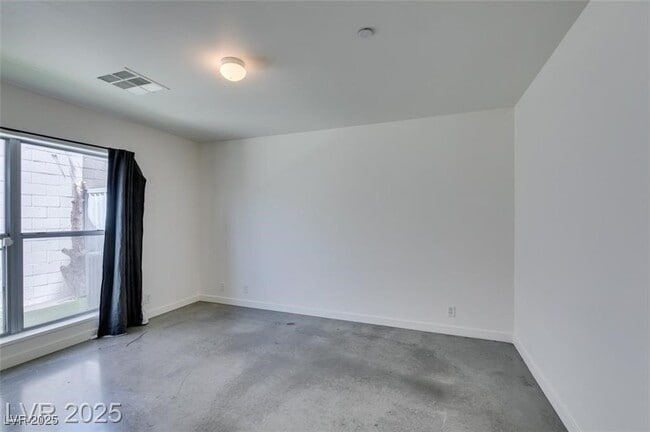 Building Photo - 255 Tower St