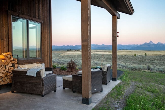 Building Photo - 2406 Tamarack Trail