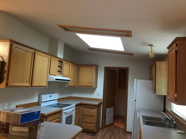 Building Photo - 1075 SE Castlewood Dr