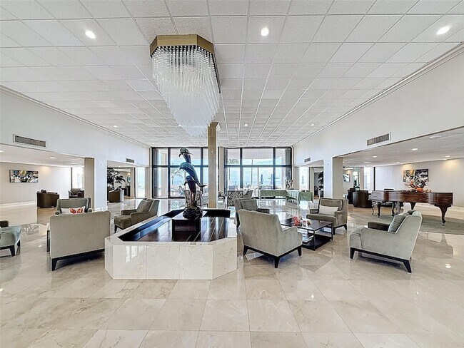 Building Photo - 1147 Hillsboro Mile Unit 506