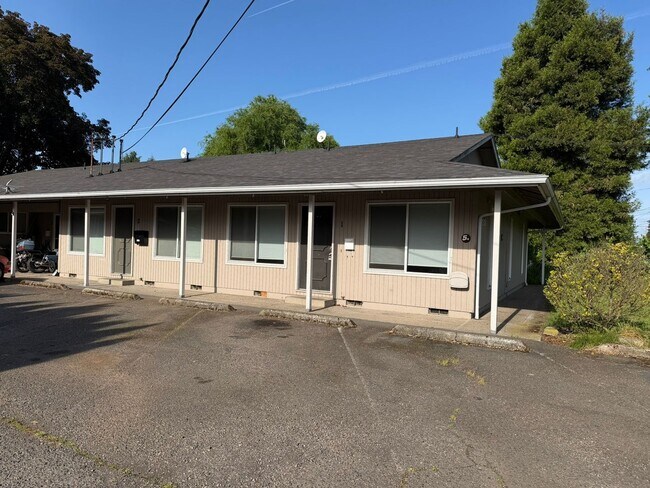 Building Photo - Pet Friendly 2 Bedroom in Lebanon!
