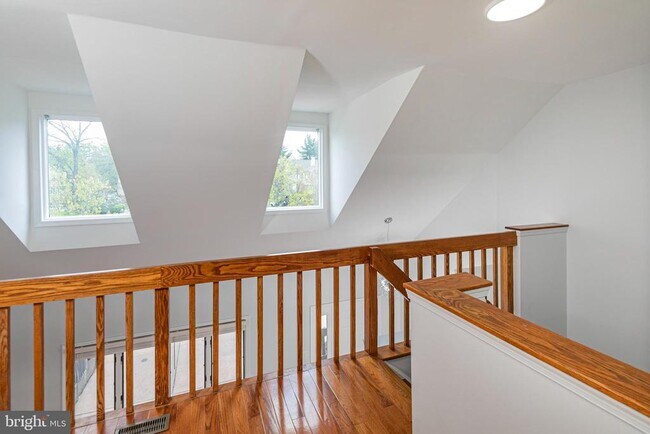 Building Photo - 7 Exeter Ct