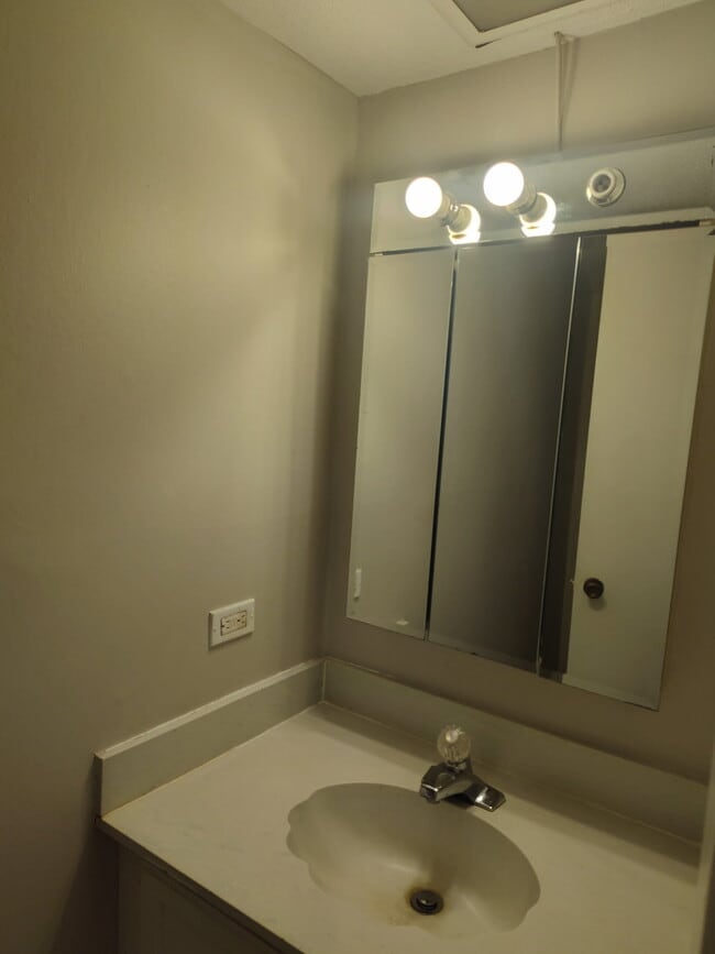 Building Photo - 409 Lakebend Pl