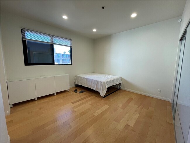 Building Photo - 533 S St Andrews Pl