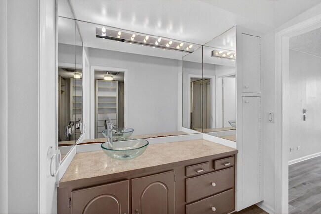 Building Photo - 134 Lakeshore Dr