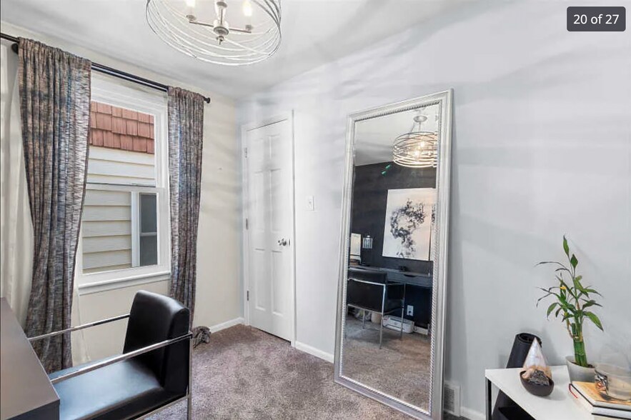 Building Photo - 2048 S 70th St