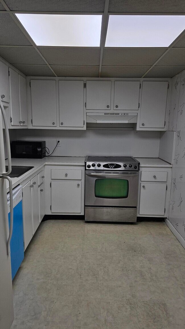 Building Photo - 1300 NE Miami Gardens Dr
