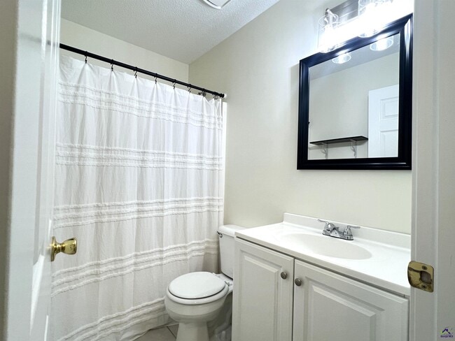 Building Photo - 134 Stone Brooke Dr