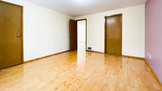 Building Photo - Light & bright Corner Condo in prime Kirkl...