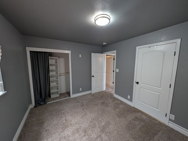 Building Photo - Single Family Home Near Shopping and Schools