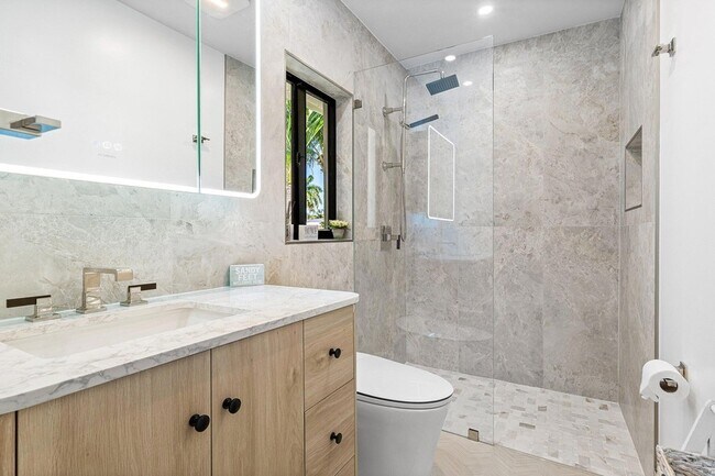 Building Photo - 25 NW 24th Ct