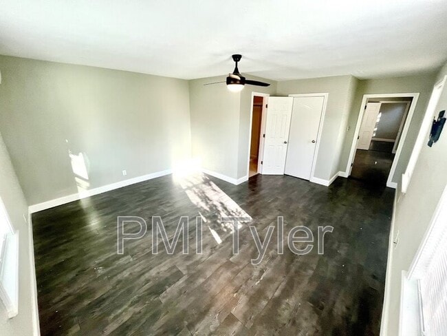 Building Photo - 223 Sunray St